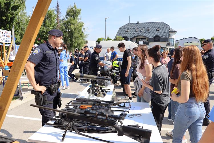 Slika /PU_KK/Vijesti/2024/5/Koprivnica Dan otvorenih vrata (1).JPG